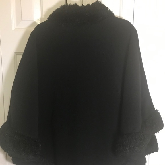EUC Ladies Poncho w/ Faux Fur One Size Fits Most - Picture 3 of 6